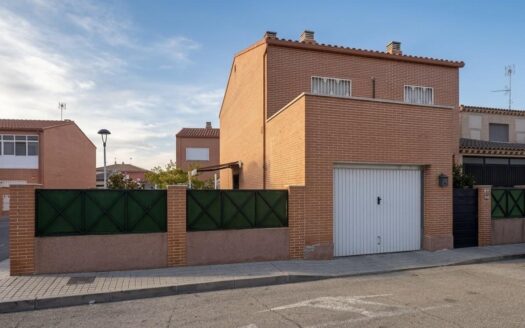 CHALET PAREADO CON JARDÍN, PORCHE Y TERRAZA EN MAGÁN