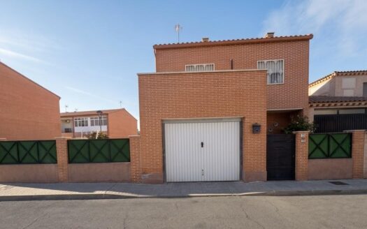 CHALET PAREADO CON JARDÍN, PORCHE Y TERRAZA EN MAGÁN