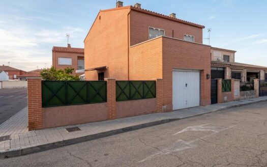 CHALET PAREADO CON JARDÍN, PORCHE Y TERRAZA EN MAGÁN